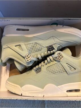 Air Jordan Retro 4 SeaFoam Size 11 women’s brand-new with original box